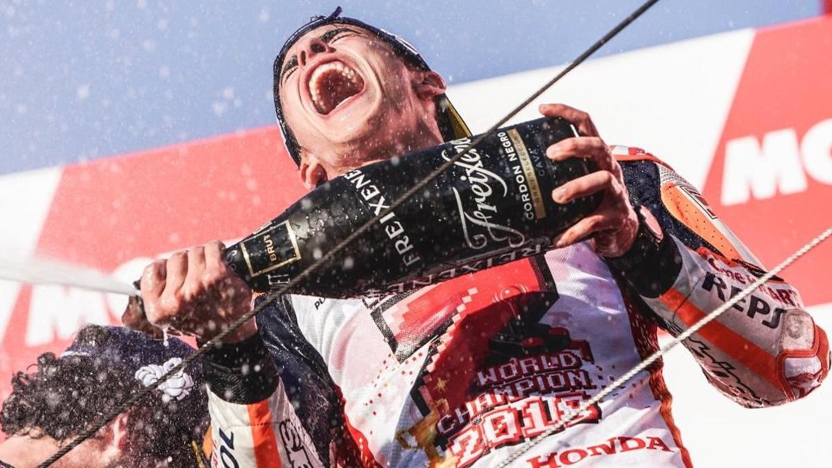 Marc Márquez celebra su séptimo título mundial en el podio de Motegi (Japón).