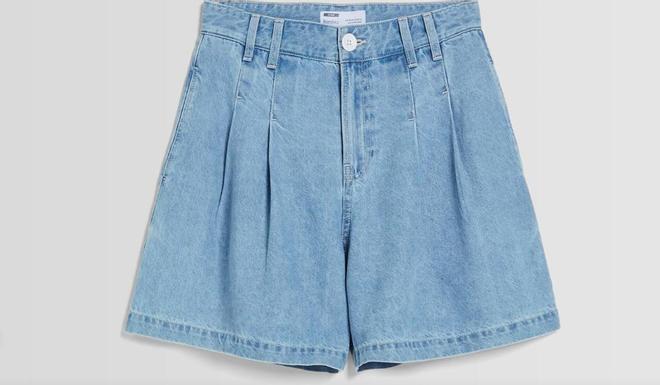 Shorts vaqueros con pinzas de Bershka