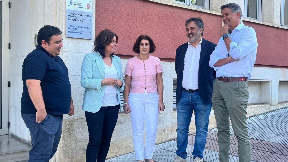 Los responsables populares, ante la sede judicial de la Pola.