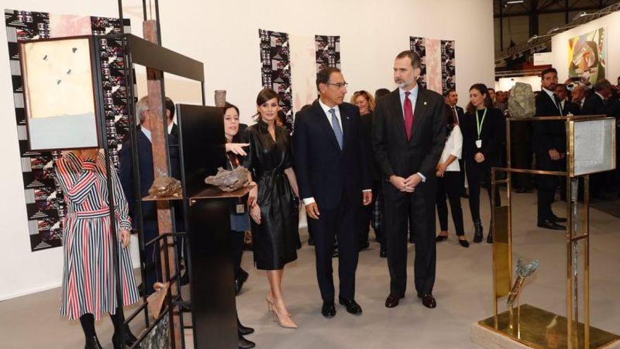 Los Reyes visitan ARCO tras la polémica por la figura del &#039;Ninot&#039; de Felipe VI