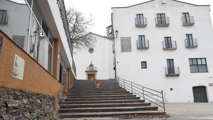 Els nous Àngels: menjador voladís, terrassa i piscina