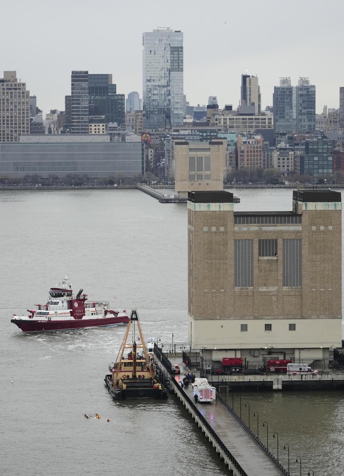 Cinco turistas catalanes y el piloto mueren al caer un helicóptero en el río Hudson de Nueva York
