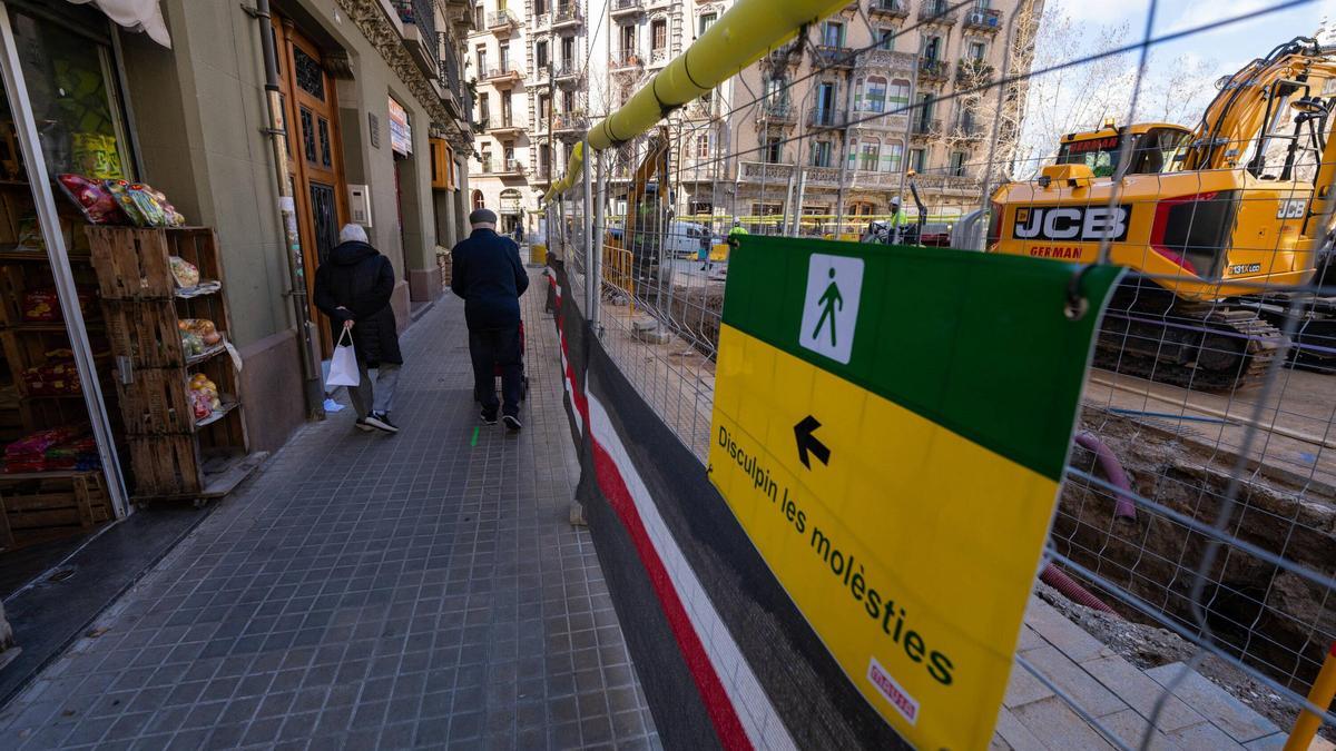 Obras de la conexión de líneas de Ferrocarrils de la Generalitat en la calle Urgell, en Barcelona.