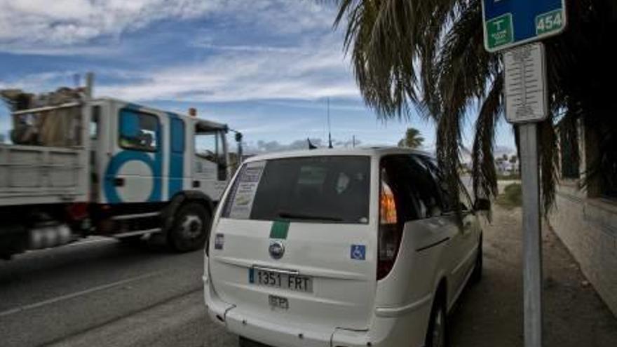 Un taxi de Elche, en una parada del Camp d&#039;Elx.