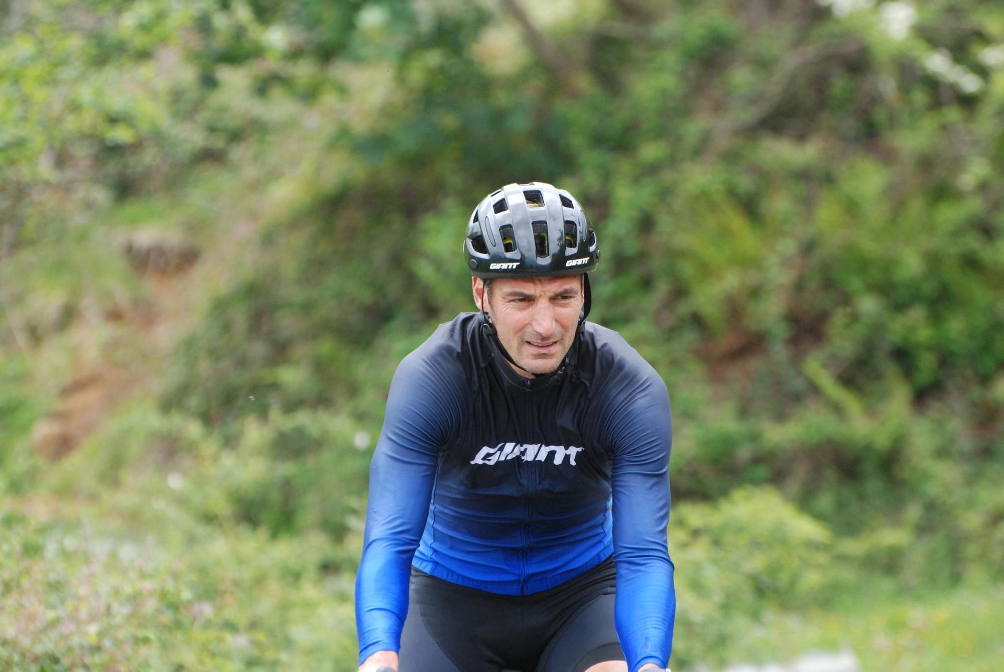 En imágenes: El seleccionador argentino Lionel Scaloni y Pedro Delgado suben al Angliru