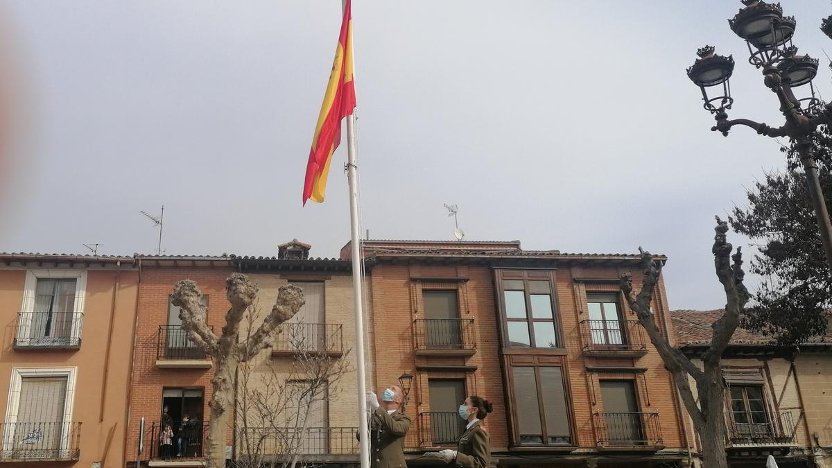Izado de la bandera de España en la plaza de Santa Marina
