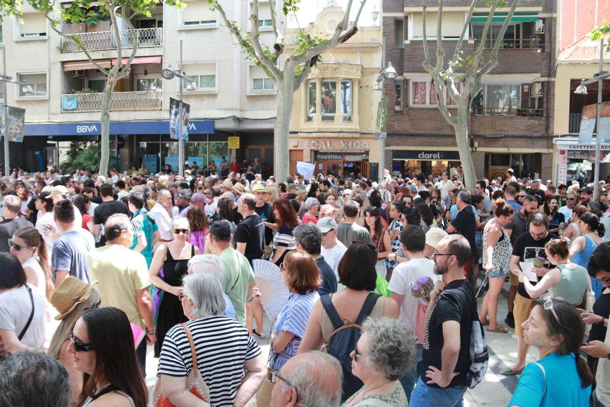 La plaça de la Vila del Prat de Llobregat, plena a vessar amb la manifestació contra l’ampliació de l’aeroport.
