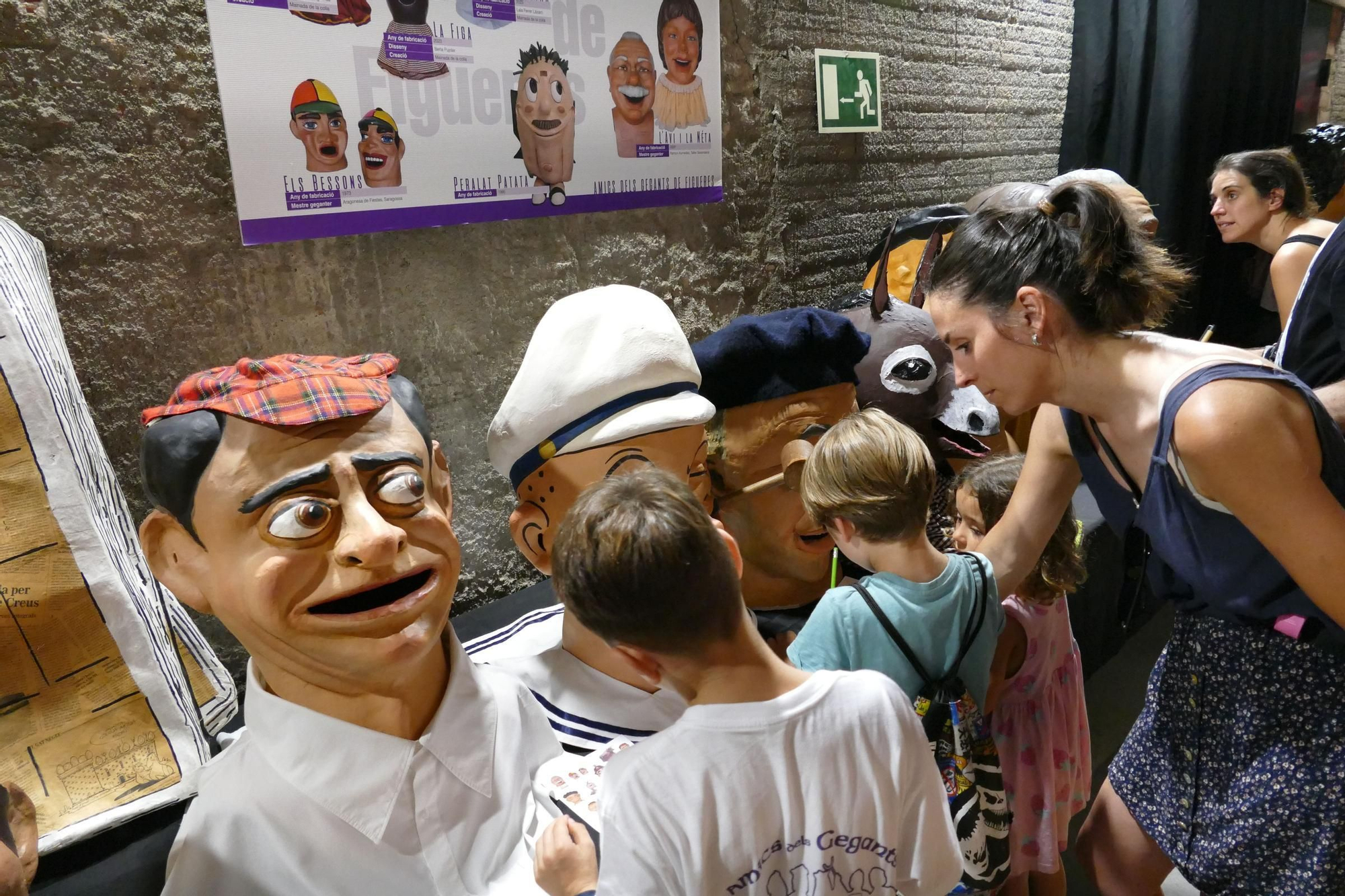 Els gegants de Figueres animen les Festes de Sant Pere amb el ball del seguici i una exposició