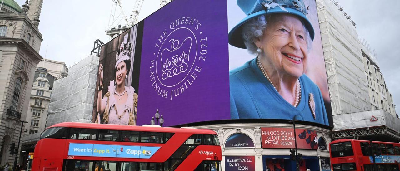 Imágenes conmemorativas en Londres de los 70 años de Isabel II como reina.