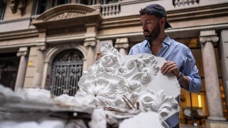 Joan Juncosa rescata un medallón de 1907 de un saco de escombros de Enric Granados.