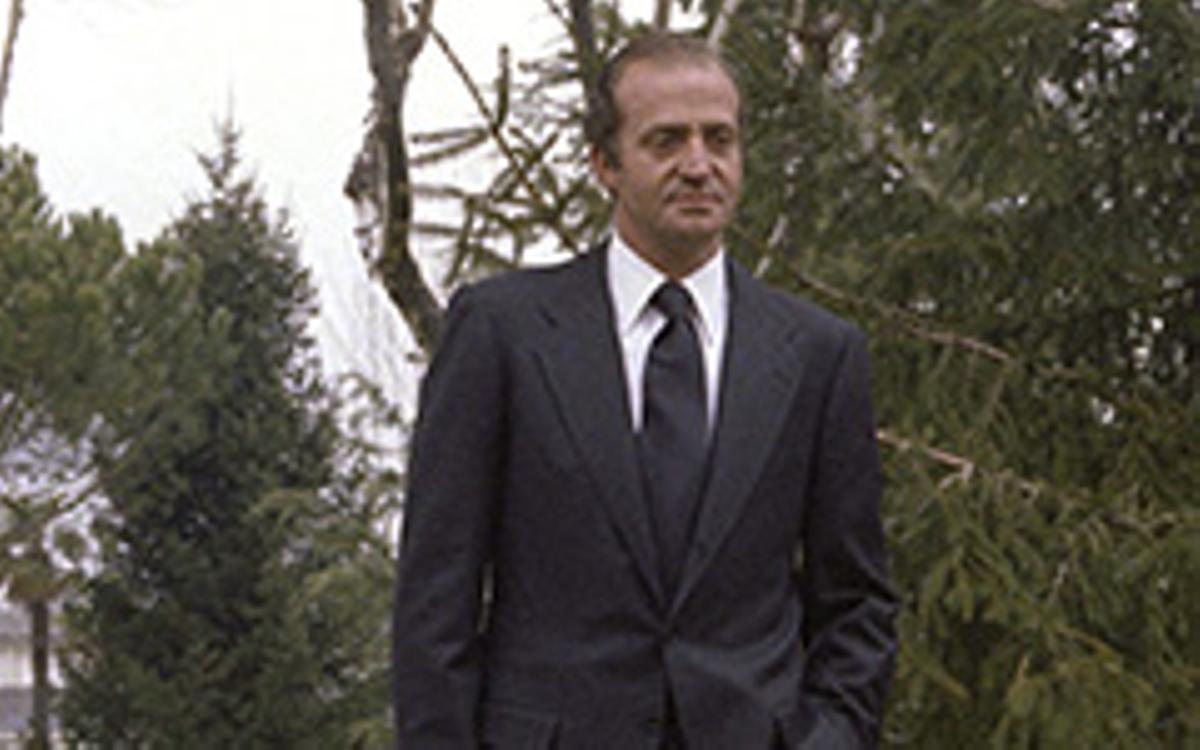El rei Joan Carles posa per a la premsa, als voltants del palau de la Zarzuela, el 1981. | EFE