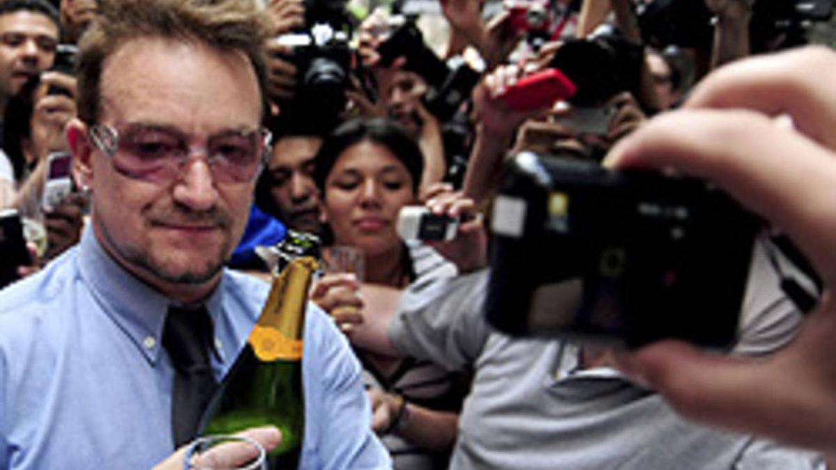 Bono brinda por su 51 cumpleaños.