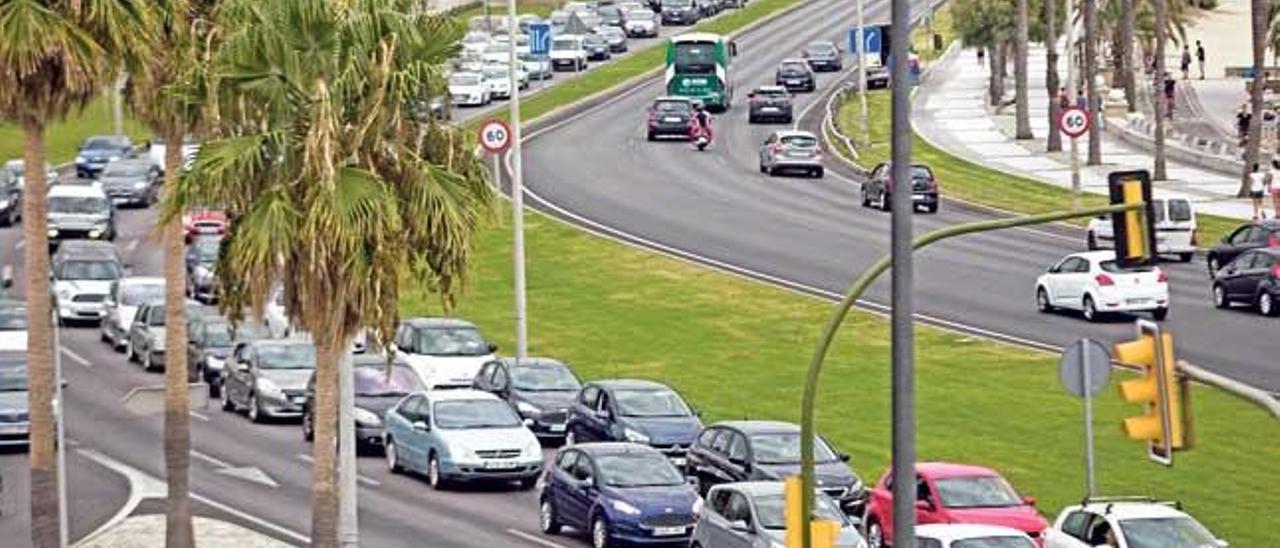 El colapso de las entradas a Palma en verano se agrava los días nublados.