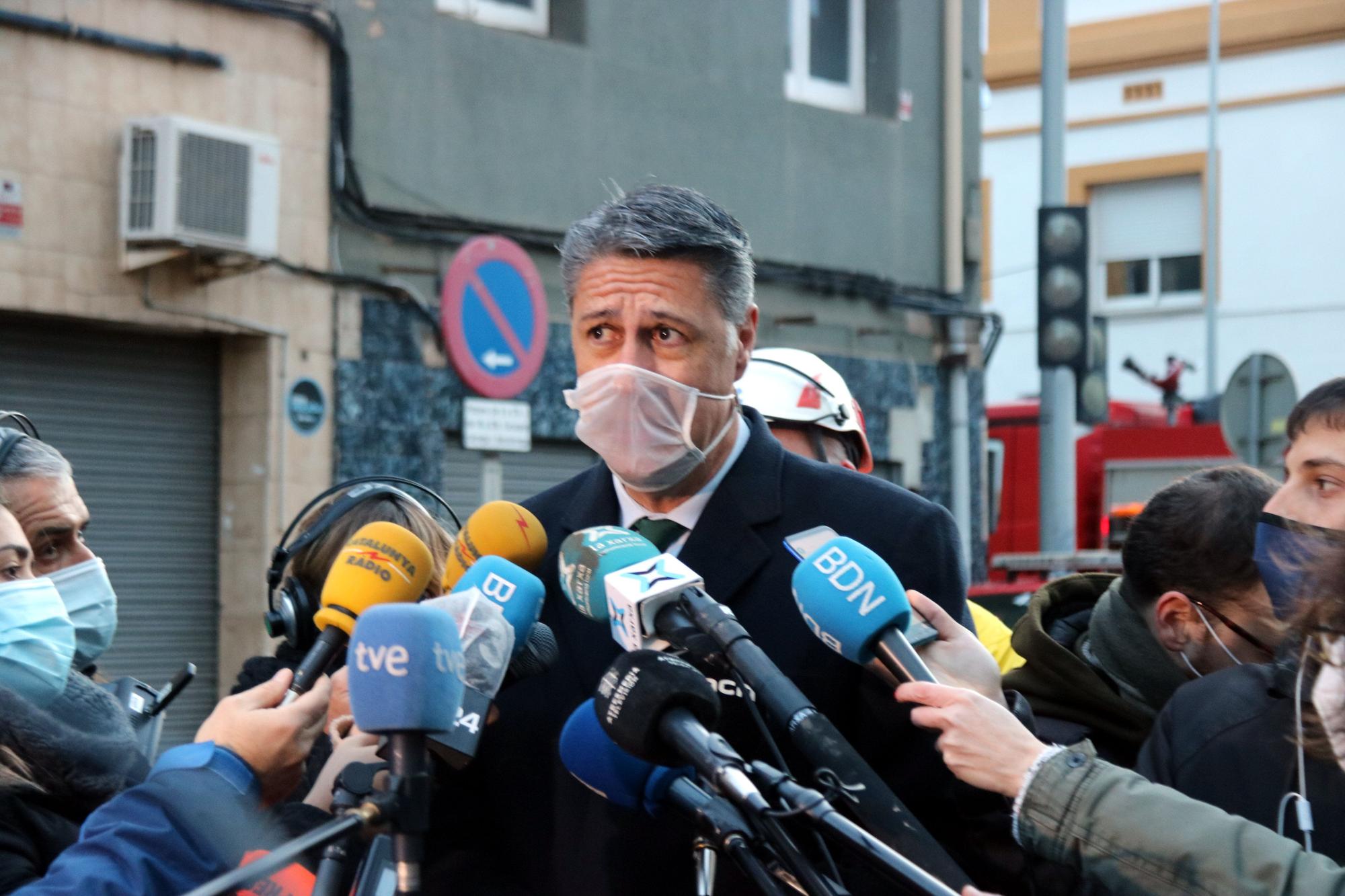 Albiol ante los medios tras el incendio en una nave ocupada de Badalona.