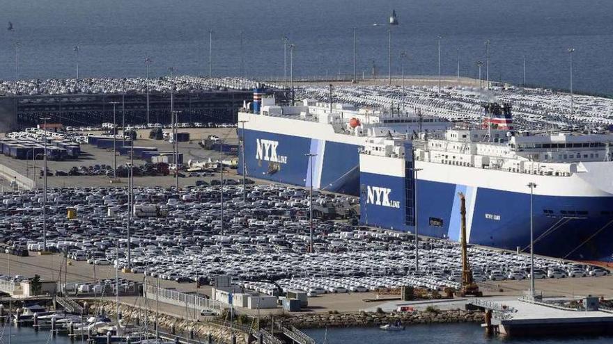 Vista de la terminal Ro-Ro de Bouzas, con dos buques atracados para cargar vehículos de PSA. // R.Grobas