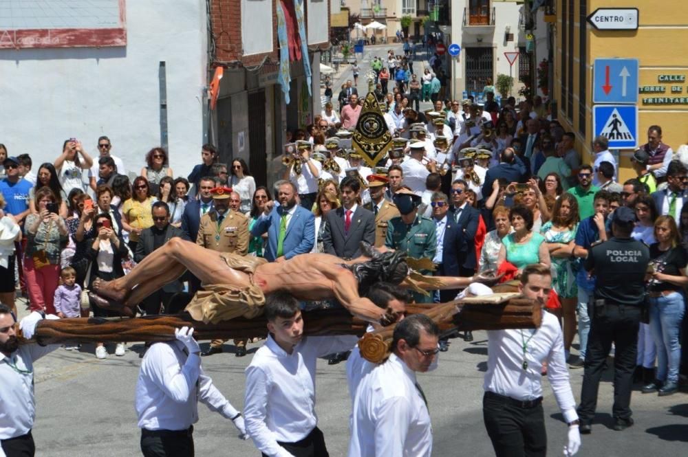 El Cristo del Perdón y de la Vera Cruz ha recorrido las calles, decoradas con cruces florales, macetas, enseres y banderillas de colores, acompañado de cientos de fieles