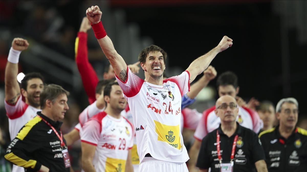 Viran Morros celebra un gol de España en la semifinales contra Francia.