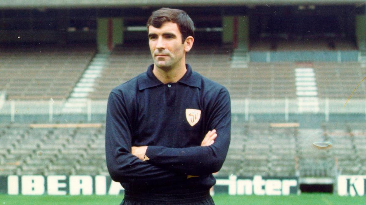 José Ángel Iribar con la camisetea del Athletic Club durante su etapa como profesional, en San Mamés.