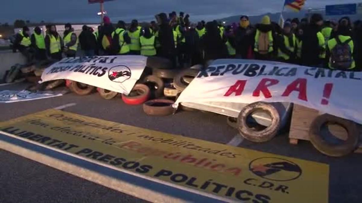 Imatges de l’AP-7 tallada a l’altura de Figueres.