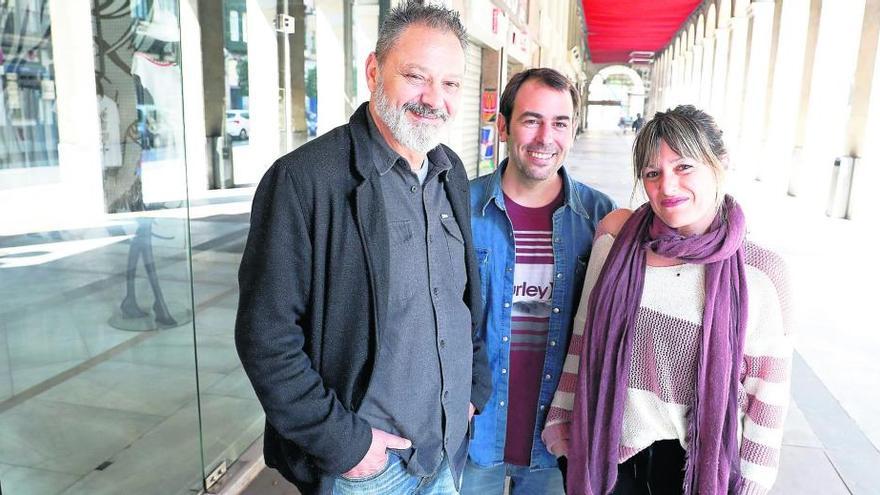 Jesús Rodríguez, Jaime Fernández y Gemma Tuya ayer, en la calle Marqués de San Esteban.