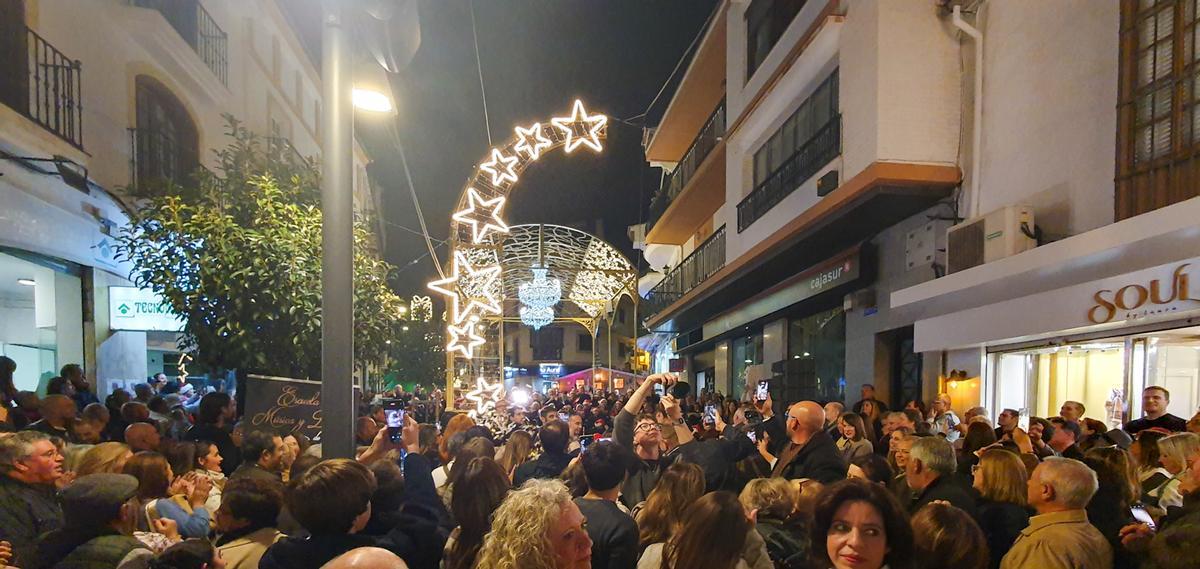 Otra vista panorámica de la calle Canalejas, eje del casco histórico veleño durante estas fiestas.