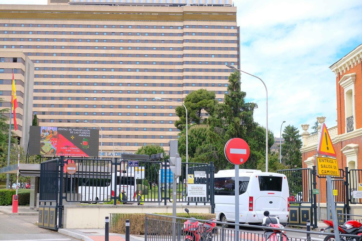 El autobús que trasladaba a los ciudadanos españoles, a su llegada al Hospital Gómez Ulla, el pasado domingo.