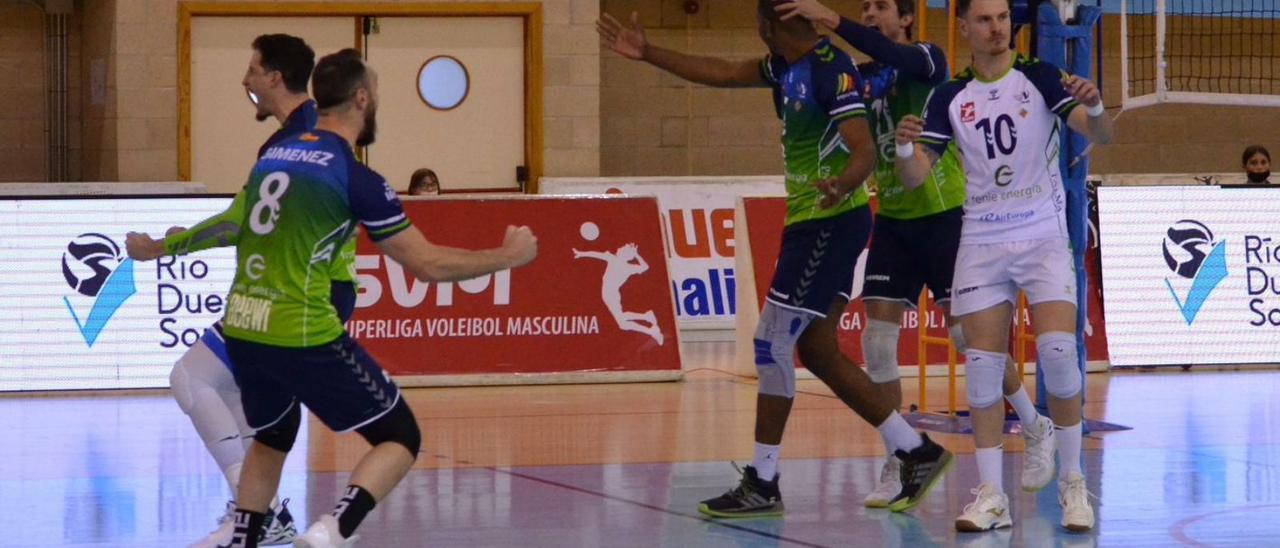 Efusiva celebración de los jugadores del Feníe Energía en el pabellón de Los Pajaritos.