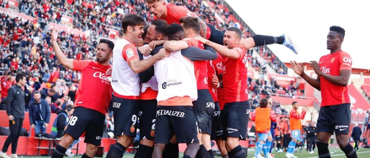 Los jugadores del Mallorca celebran el gol de Muriqi de penalti.