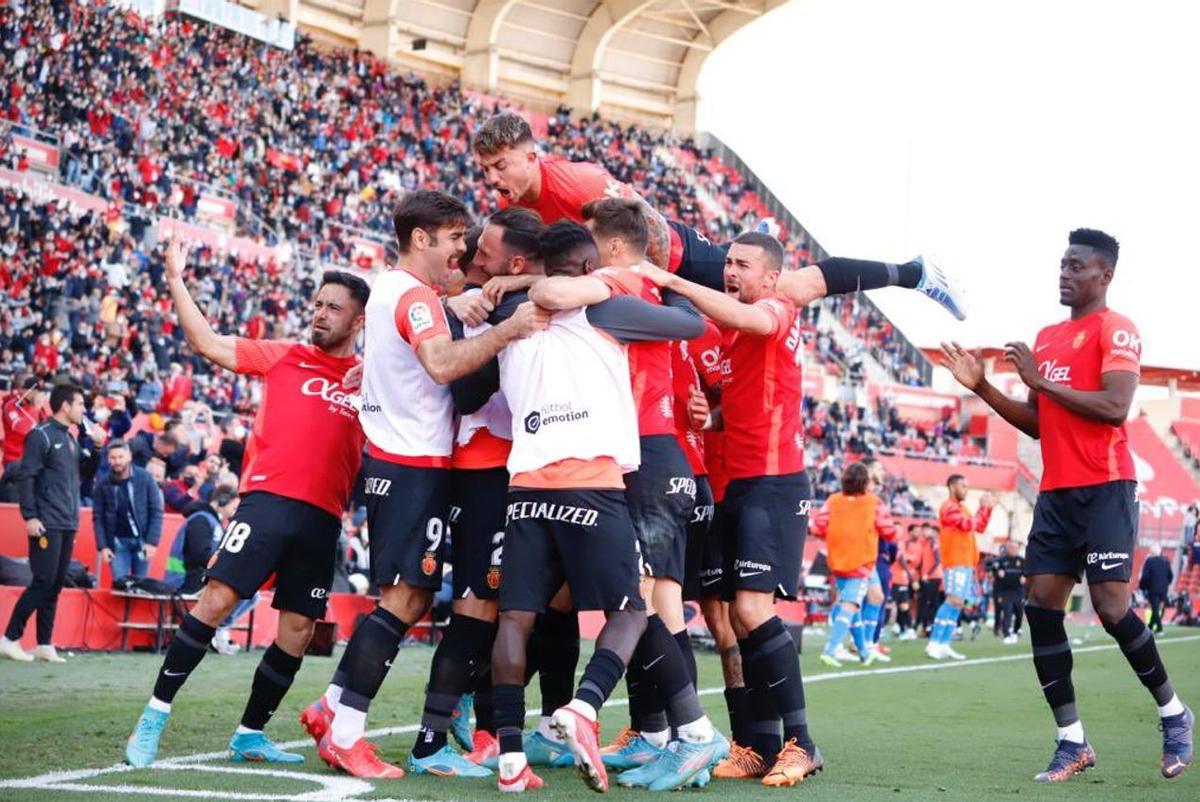 Los jugadores del Mallorca celebran el gol de Muriqi de penalti.