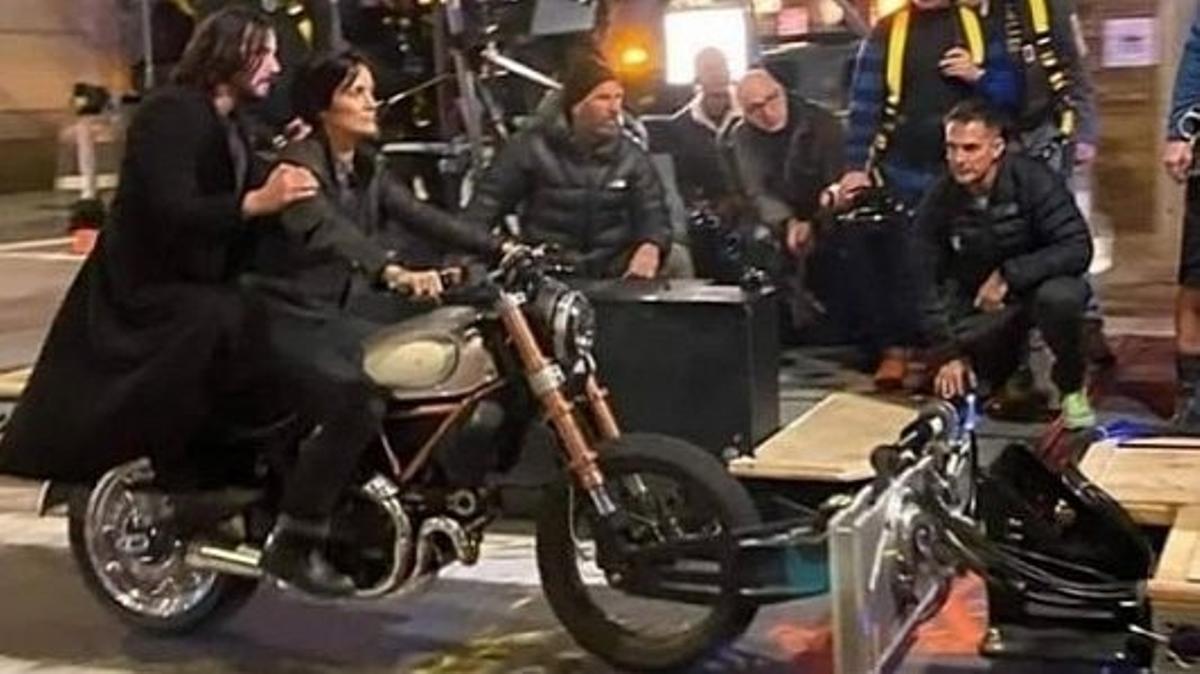 Keanu Reeves y Carrie-Anne Moss, en el rodaje de 'The Matrix 4'