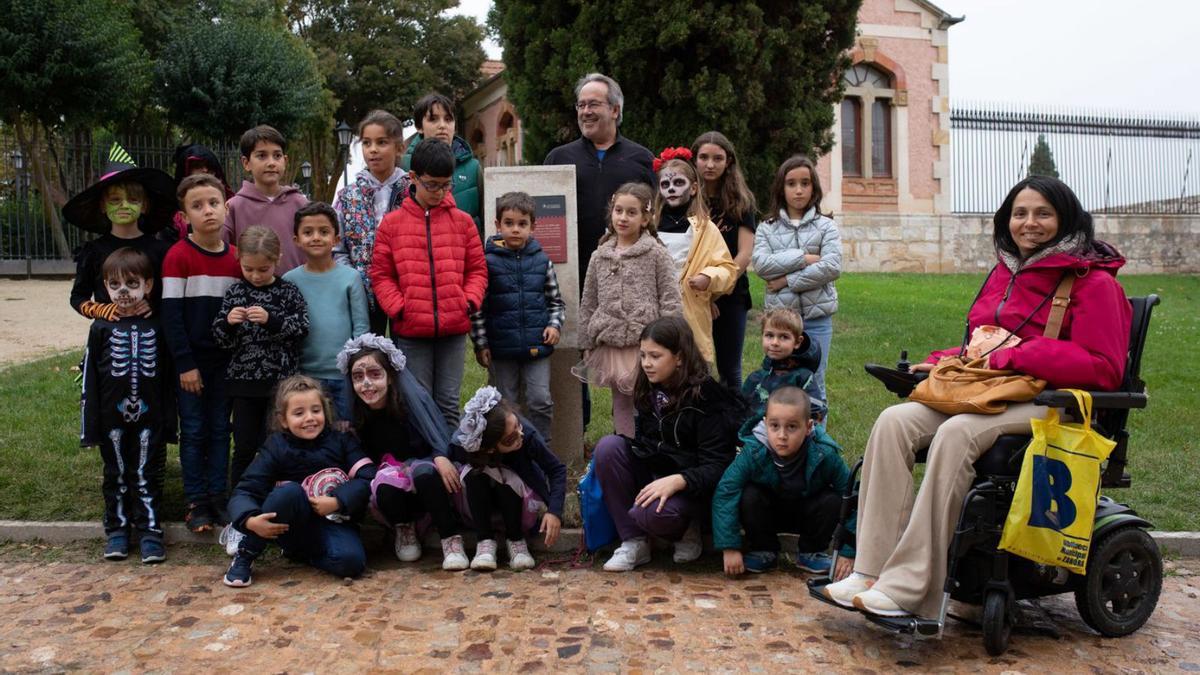 Niños participantes en los talleres, con el alcalde y la concejala de Cultura. | Ana Burrieza