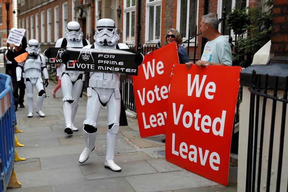 «Stormtroopers» demanen el vot a favor de Darth Vader al Regne Unit