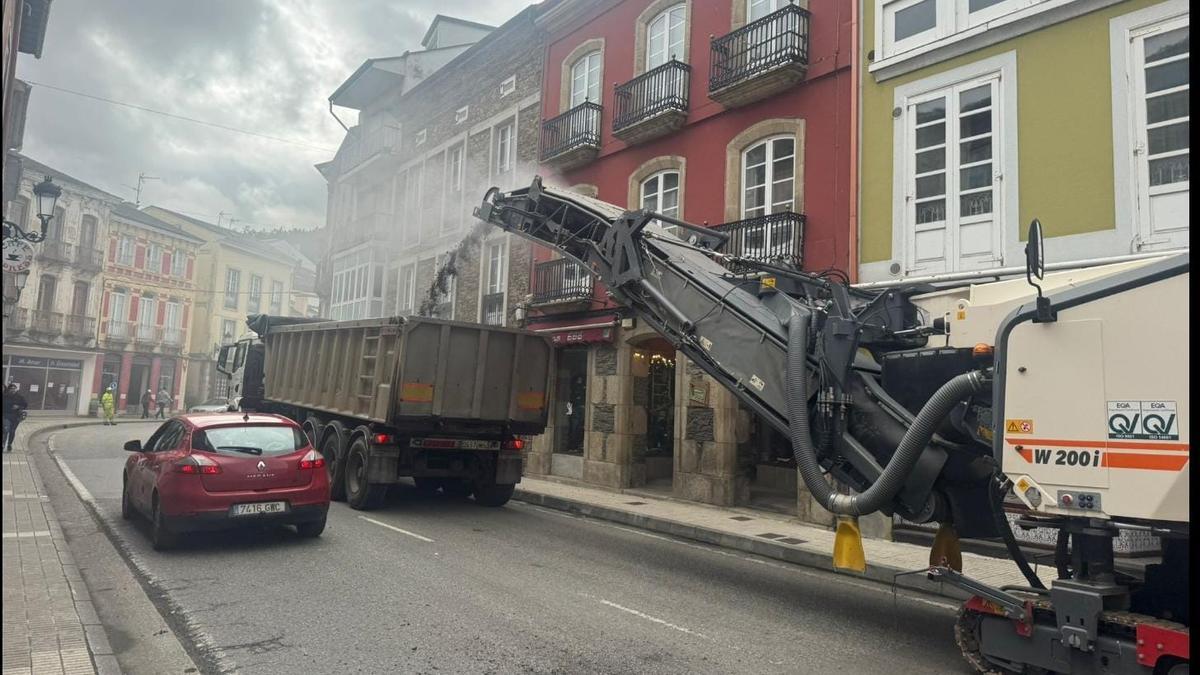 Los trabajos de mejora de la vía en pleno centro de Vegadeo.