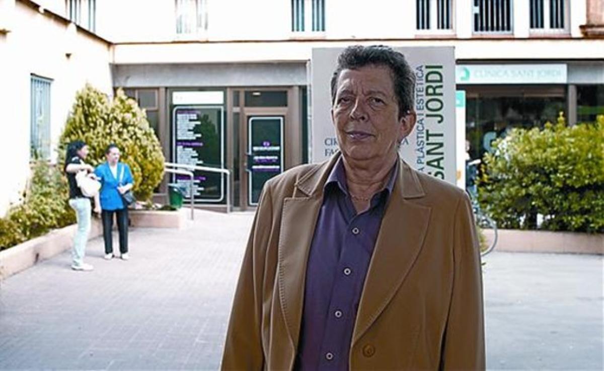 Plaça dOrfila<BR/>Reuneix tot<BR/>lessencial<BR/>FORN, METRO, ESGLÉSIA, COMERÇOS, BARS<BR/>I LA SEU DEL DISTRICTE AMB BALCONS<BR/>PLENS DE  FLORS