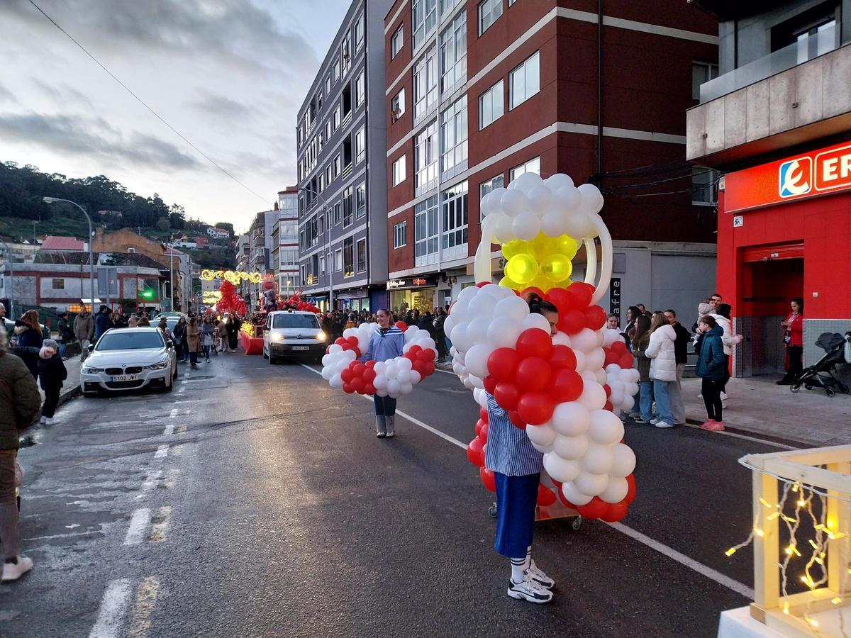 La cabalgata de los Reyes Magos por Bueu a bordo de barcos tradicionales