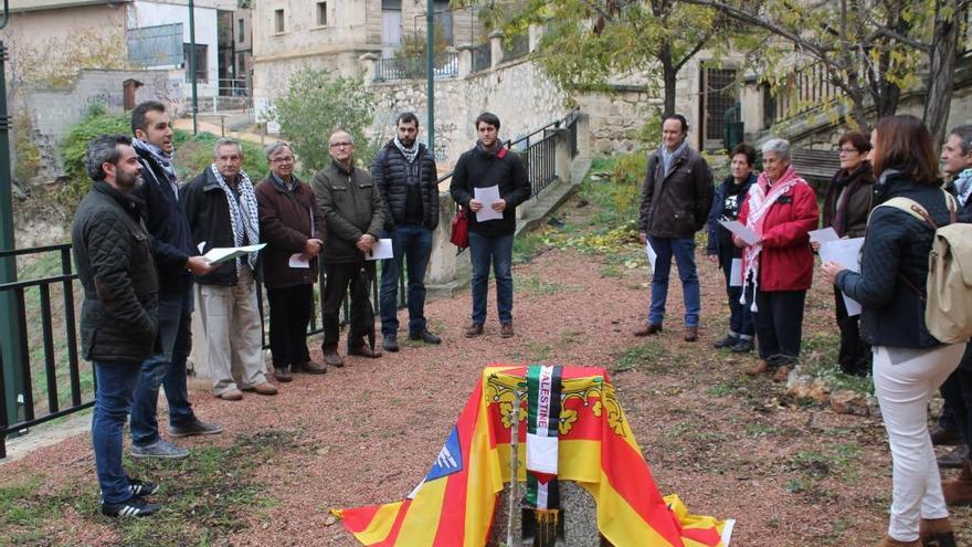 Los asistentes han leído poesías de autores palestinos durante el homenaje.