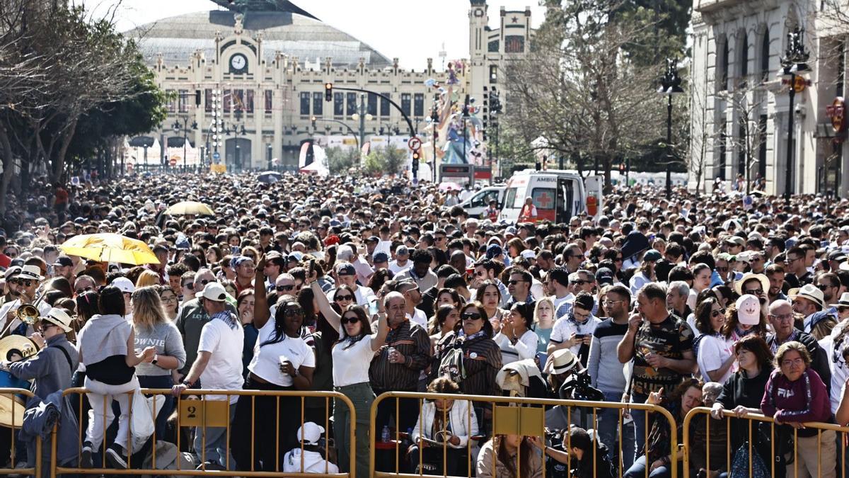 Miles de personas se concentran en las calles que conducen al centro