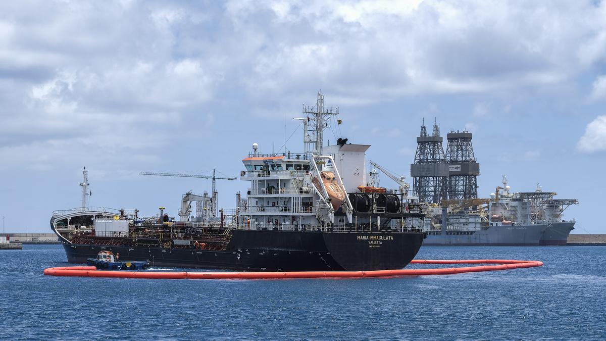 Simulacro de vertido de combustible en la bahía de Las Palmas de Gran Canaria