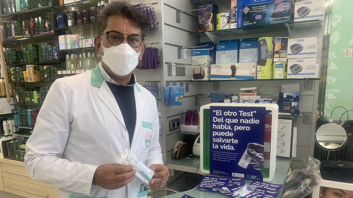 Jesús Rodríguez muestra los test en la Farmacia Prior de Murcia