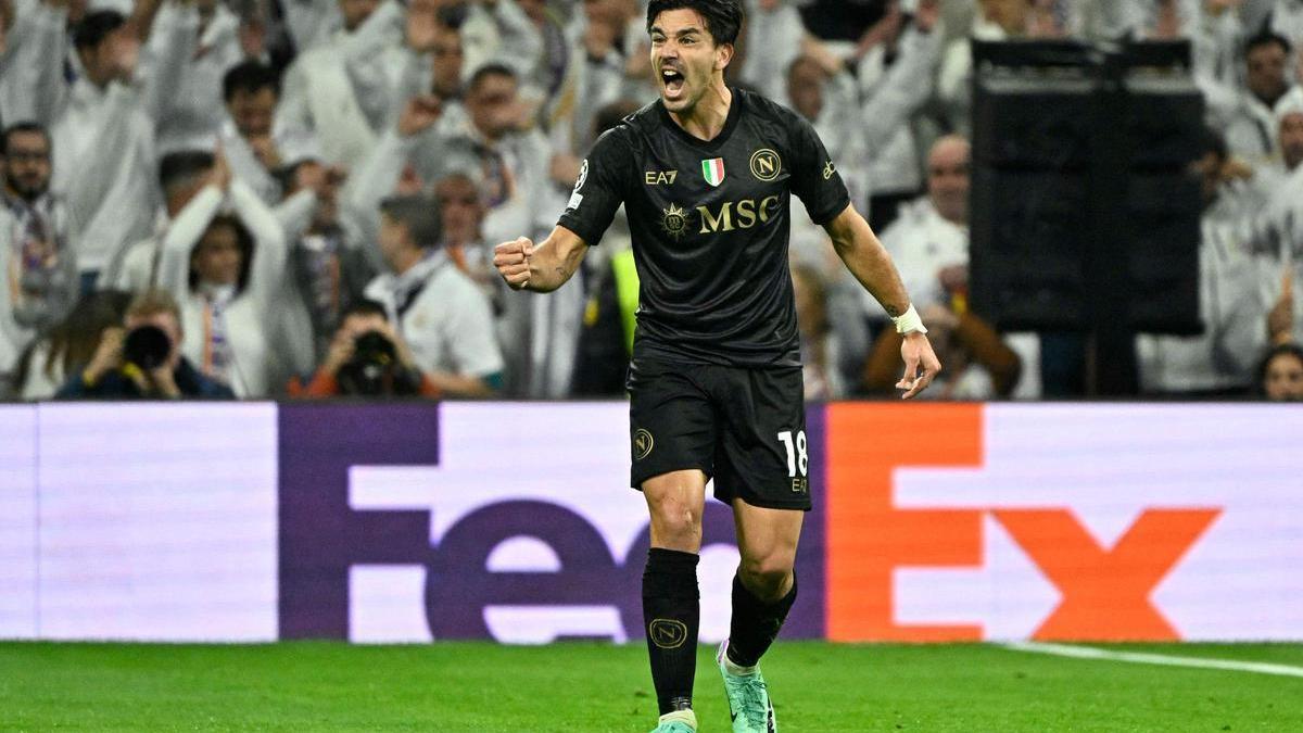 Giovanni Simeone jugando un partido en el Bernabéu con el Nápoles