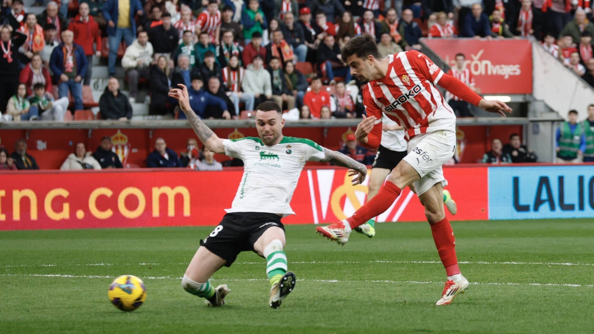 EN IMÁGENES: Ambientazo en el Sporting-Racing de Santander disputado en El Molinón
