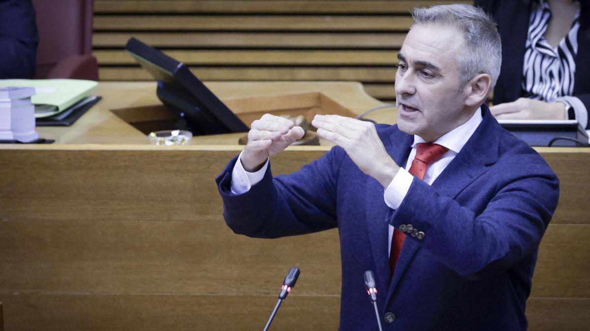 El conseller Miguel Barrachina durante su compaecencia en las Cortes Valencianas.