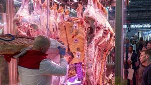 Exposición de piezas enteras de vacuno de la empresa Central de Carnes en la feria Alimentaria 2024.