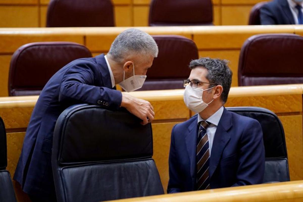 El ministro de la Presidencia, Félix Bolaños, charla con el titular de Interior, Fernando Grande-Marlaska, el pasado 19 de octubre de 2021 en la sesión de control al Gobierno en el Senado.