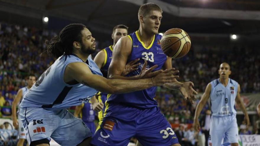 Daividas Busma refuerza el juego interior del TAU Castelló