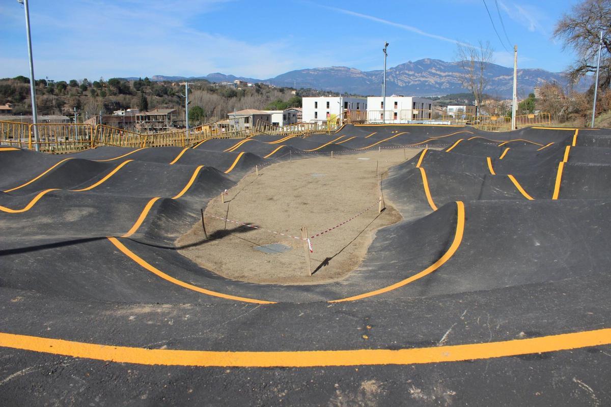 La pista de pump track està ubicada a la zona esportiva de Gironella