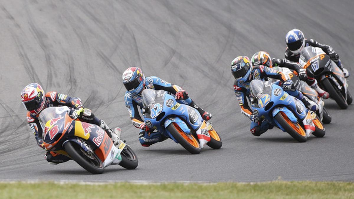 Jack Miller, Alex Rins y Àlex Márquez durante la última vuelta de Moto 3 en el Gran Premio australiano de Phillip Island.