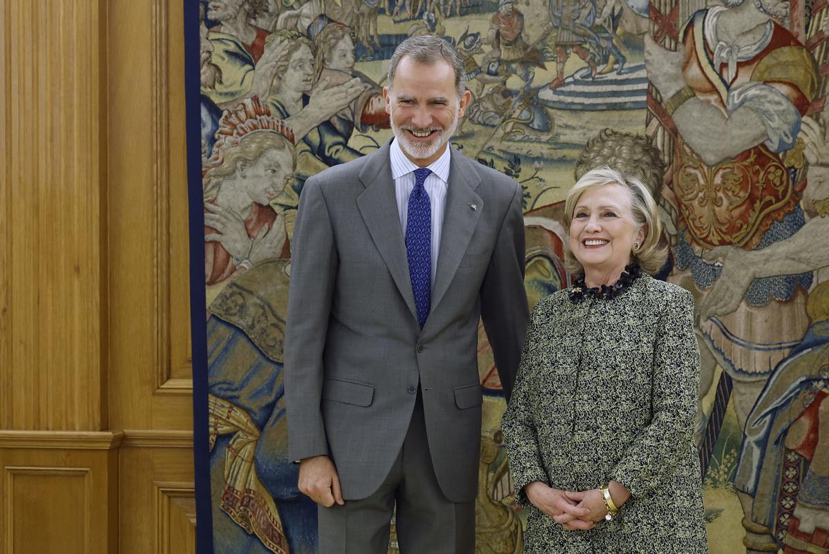 Felipe VI se reúne con Hillary Clinton en la Zarzuela