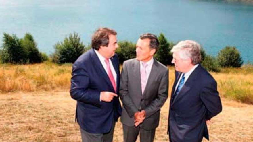 El exalcalde Carlos Negreira, el exconselleiro Agustín Hernández, y Javier Fernández, responsable de Fenosa.