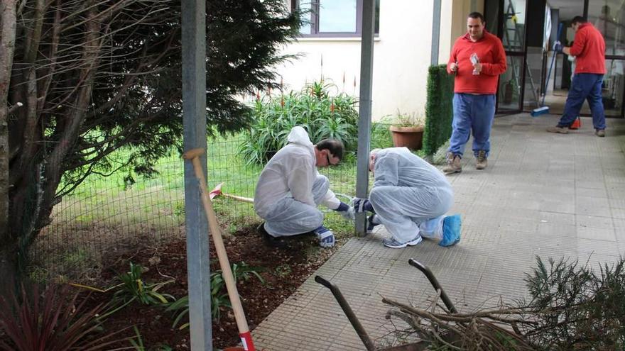 Trabajos en la zona ajardinada del centro de Villamil.